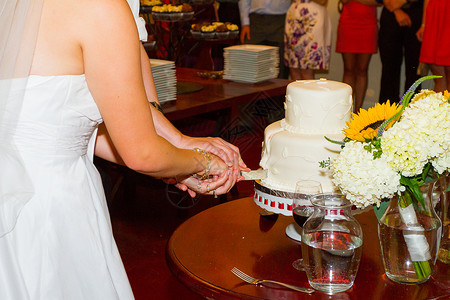 切蛋糕接待处新娘新郎结婚日甜点糖果白色接待婚礼派对食物背景图片