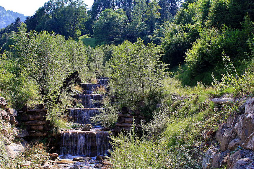 瑞士池塘溪流边缘纯净水国家农村旅行风景装备瀑布图片