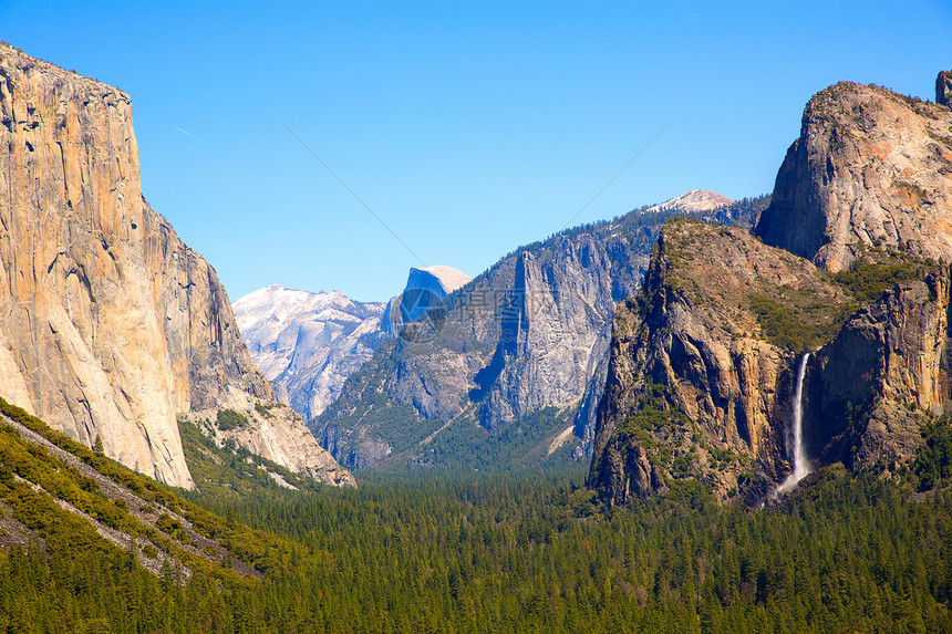 加利福尼亚的和半穹顶编队马尾晴天森林假期石头瀑布旅行花岗岩公园图片