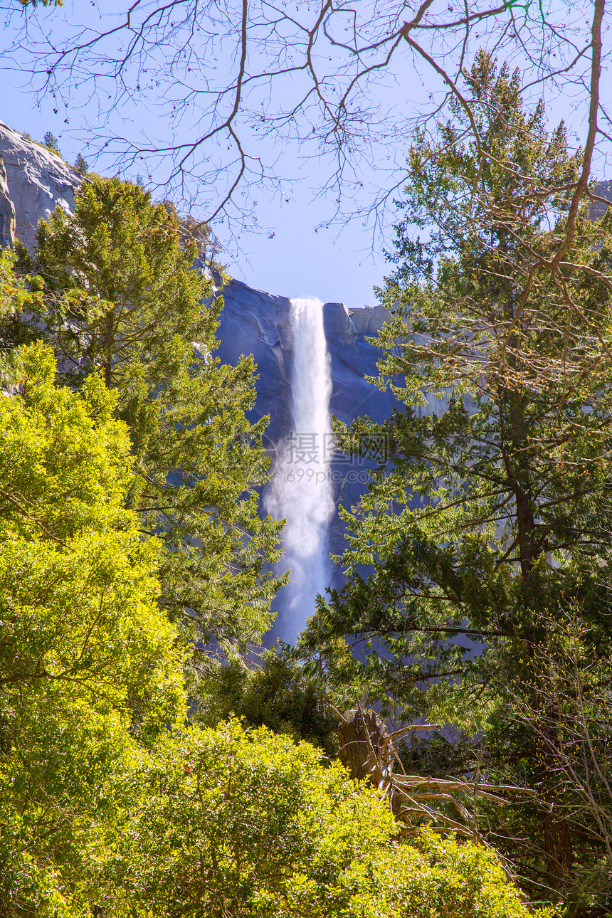坠落加利福尼亚瀑布岩石公园国家旅行花岗岩马尾瀑布晴天悬崖编队图片