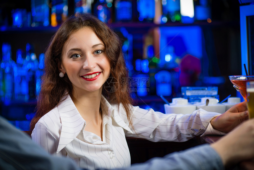 酒吧里的年轻女人酒精娱乐微笑玻璃俱乐部夜生活乐趣女士派对咖啡店图片