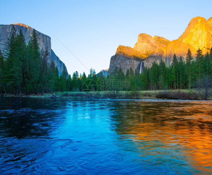 南约塞米特河和半穹顶酋长蓝色红杉森林世界遗产太阳编队顶峰岩石石头图片