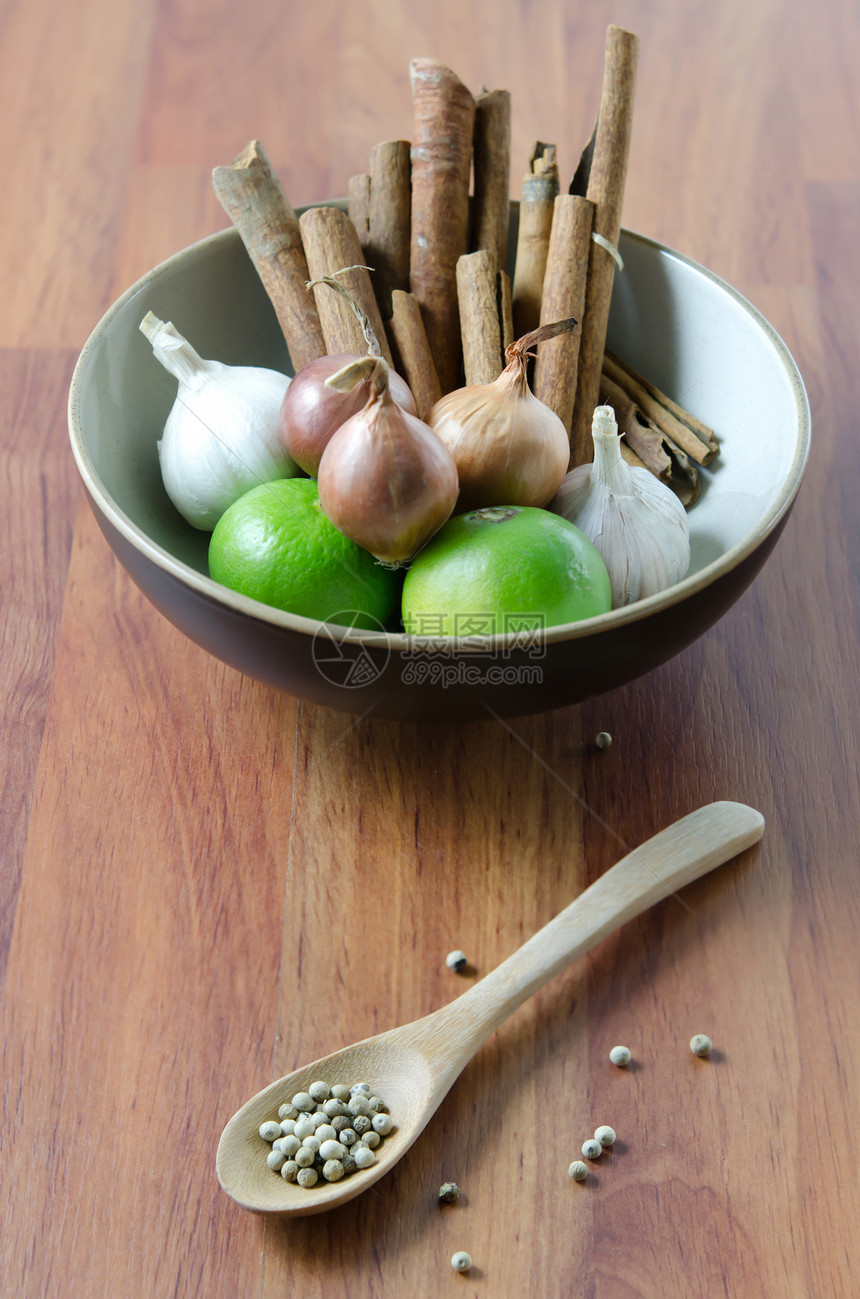 木制木制食品成分食物柠檬肉桂洋葱香料绿色勺子胡椒子图片
