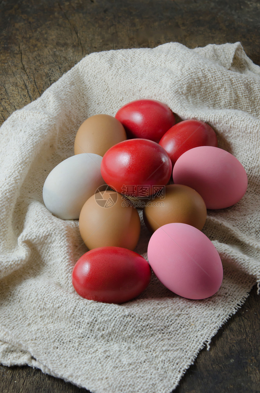 一些鸡蛋美食营养盘子粉色团体食物红色奶制品白色麻布图片