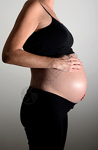 怀有手肚子的孕妇母亲背景图片