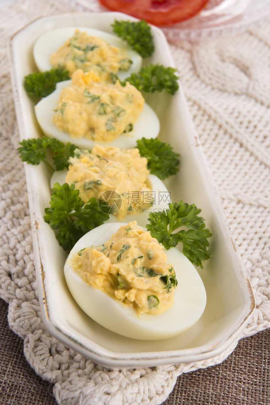 配有面食和蛋黄酱的鸡蛋小吃食物香菜草药图片