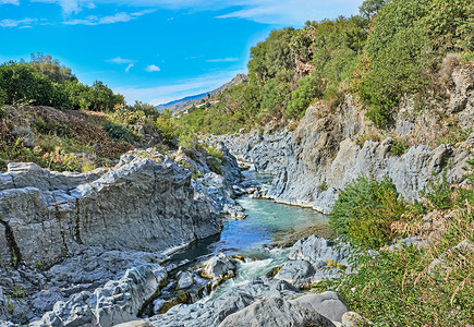 阿坎塔拉河石头峡谷公园岩石绿色山沟溪流速度火山高清图片