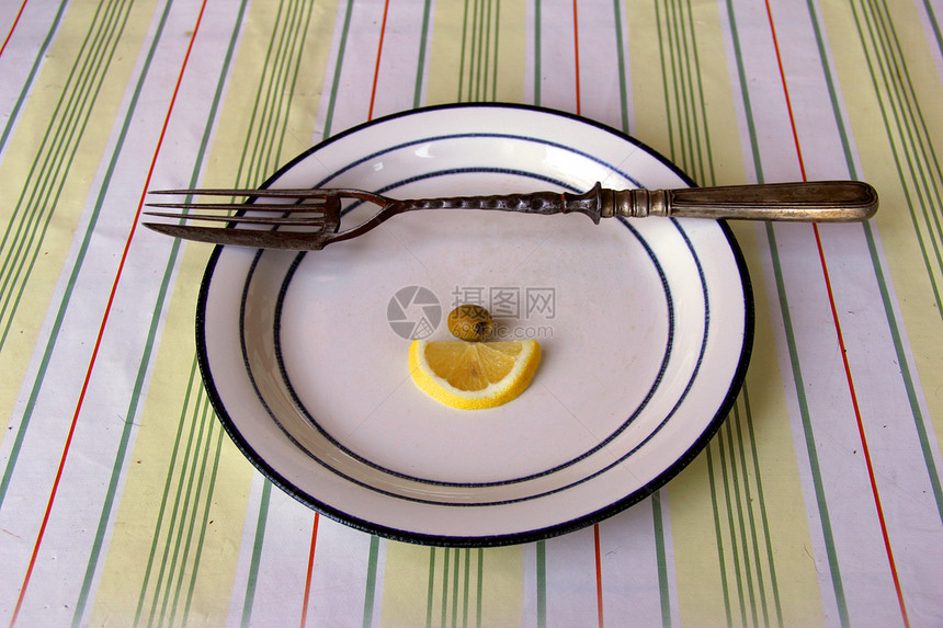 用刀刀叉桌子白色食物盘子水平厨房柠檬银器图片