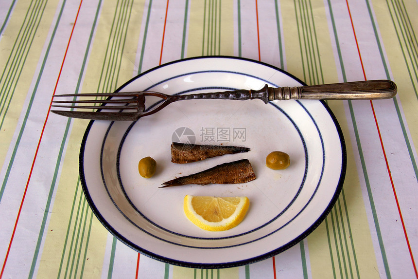 用刀刀叉水平白色盘子桌子银器柠檬食物厨房图片