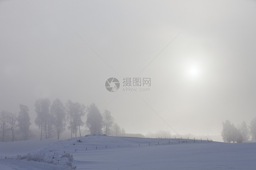 冬季风景薄雾场景概念蓝色田园堤防白色水平蓝天风光图片