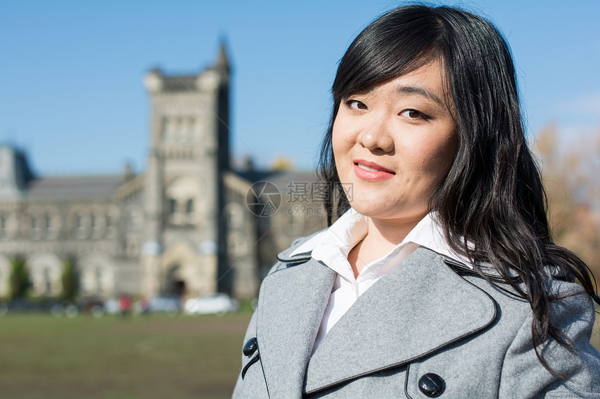 女性在户外微笑建筑学享受大学头发材料女孩蓝色女士天空快乐图片