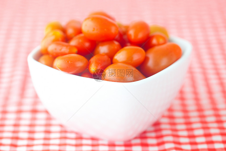 樱桃西红柿 在彩衣布质碗里市场民众花园蔬菜生产烹饪饮食食物植物收成图片