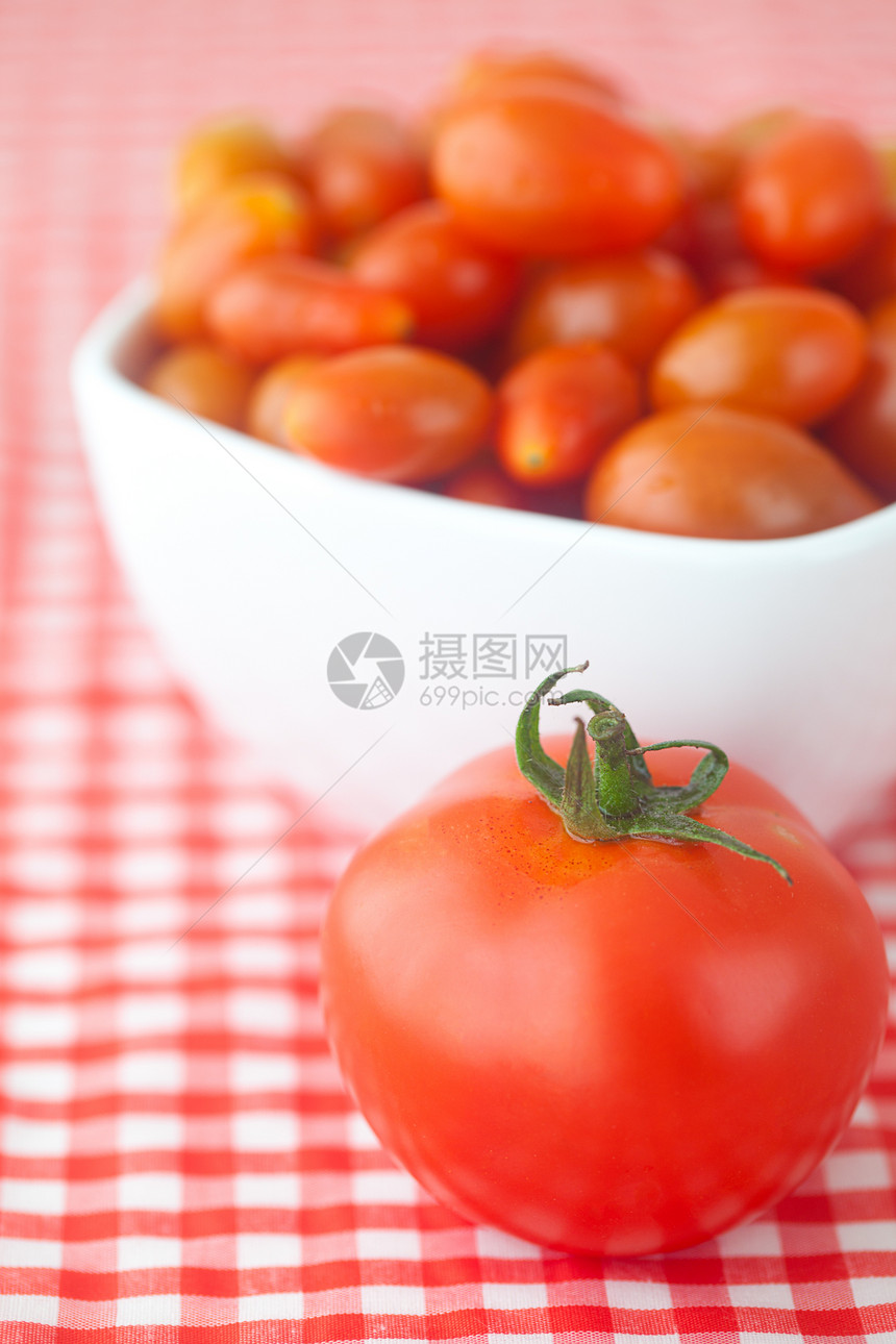樱桃番茄和西红柿在彩衣碗中营养收成织物花园盘子民众生产格子植物市场图片