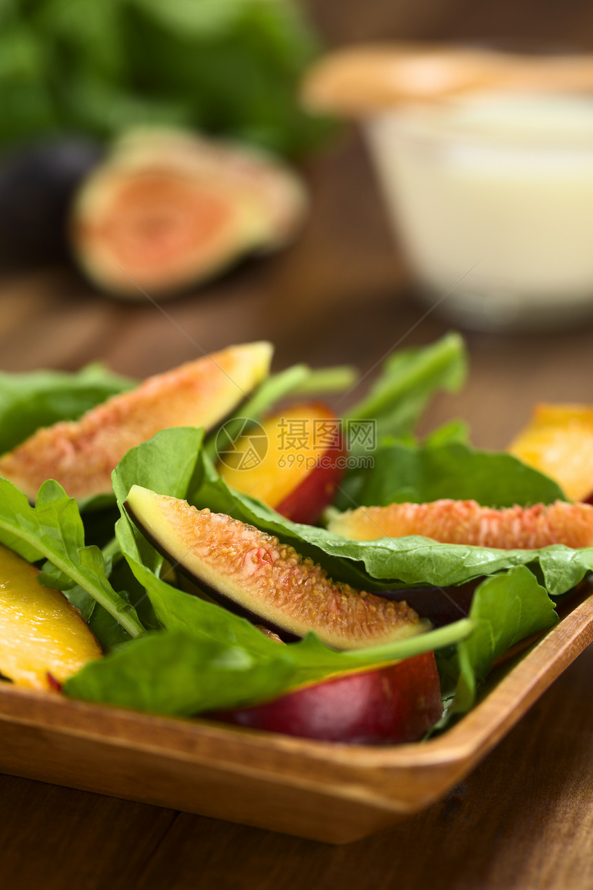 Fig Nectarine Spinach和Cucumber的沙律健康营养乡村盘子饮食小吃水果菠菜黄瓜午餐图片