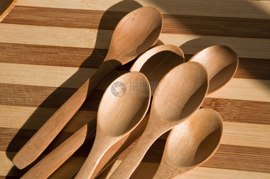 桌背景上的木勺厨具工具桌子指南手工业用具勺子食物烹饪手工图片