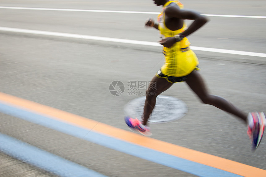 马拉松身体竞赛速度街道女性力量肌肉人群赛跑者跑步图片