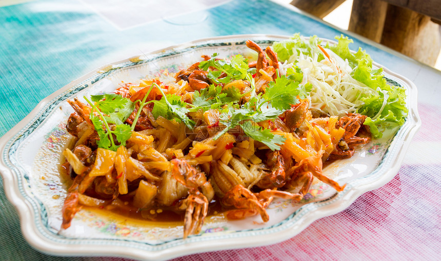 软壳螃蟹香料蔬菜餐厅桌子盘子黄瓜美食动物油炸胡椒图片