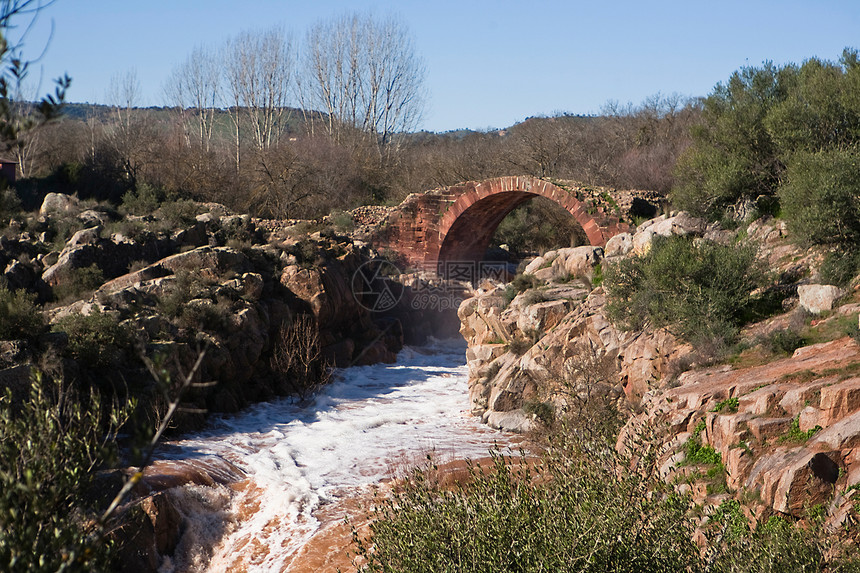 西班牙安达卢西亚Jaen省利纳雷斯皮利亚戈罗曼桥水流遗产自然景观风景流动电流图片