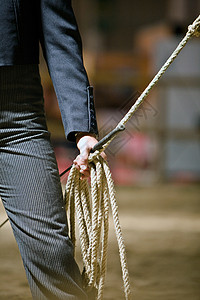 盛装舞步测试骑马活动期间 骑士车手拿着绳索背景