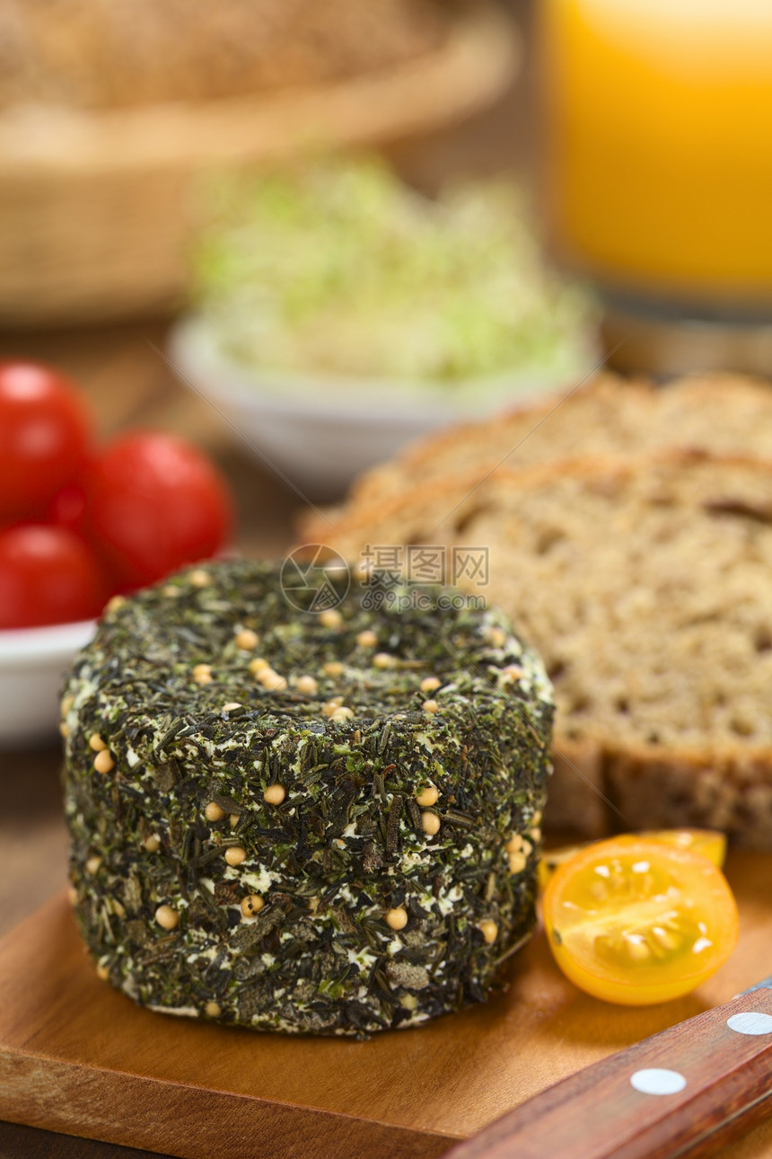 山羊奶酪加草草和全草面包牛奶奶制品营养早餐小吃食物木板草本植物圆形图片