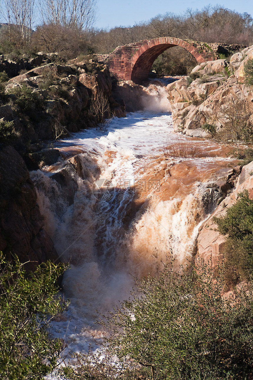 西班牙安达卢西亚Jaen省利纳雷斯皮利亚戈罗曼桥电流水流流动风景遗产自然景观图片