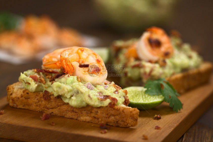 瓜卡莫勒 虾和培根烤面包主菜食物蔬菜鳄梨点心早餐起动机熏肉油炸小吃图片