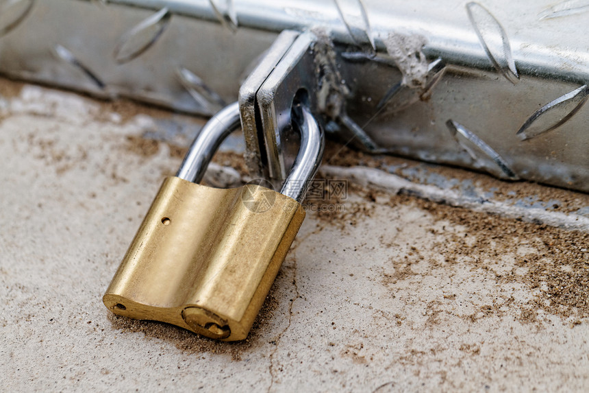 铁门上的锁链挂锁黄色古董金属合金入口力量安全警卫钥匙图片