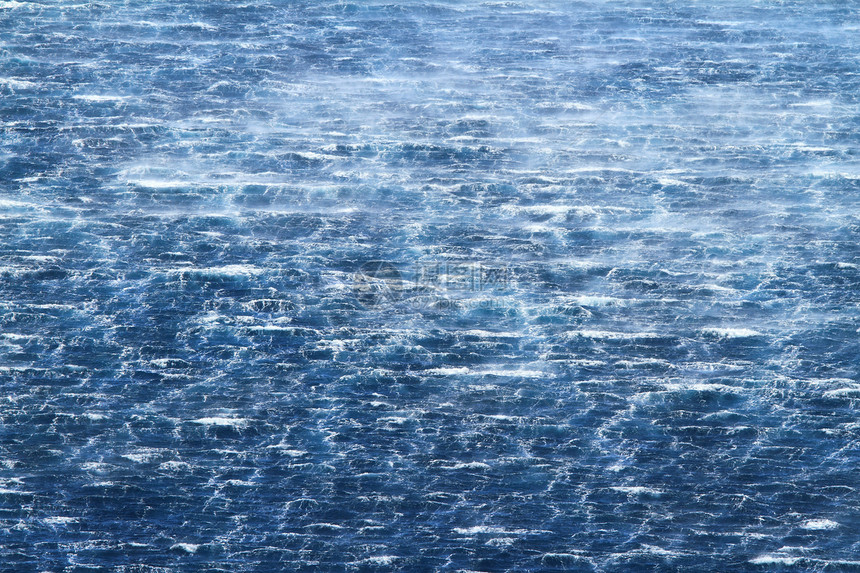 狂浪笼罩着大海蓝色风暴戏剧性天气危险海浪愤怒雷雨图片