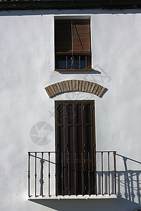 西班牙安达卢西亚州雅安省乌贝达市Ubeda的白洗房屋中的背景图片