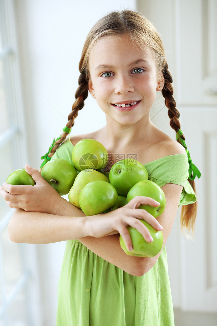 女孩吃苹果的小女孩静物女学生农村饮食厨房水果食物童年乐趣房子图片
