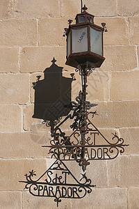 西班牙乌贝达 Ubeda海报灯柱信号旅馆石墙人类太阳玻璃路灯阴影背景图片