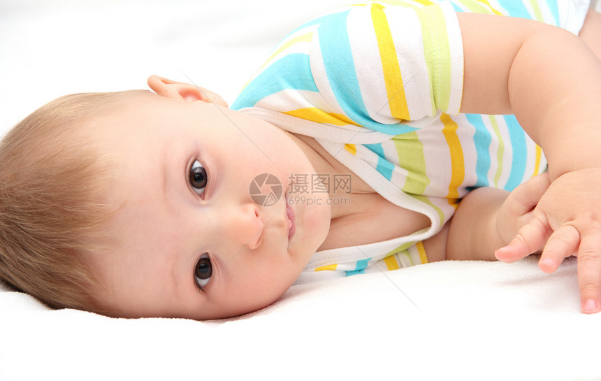 婴儿躺在床上乐趣童年冒充工作室微笑眼睛蓝色皮肤幸福男生图片