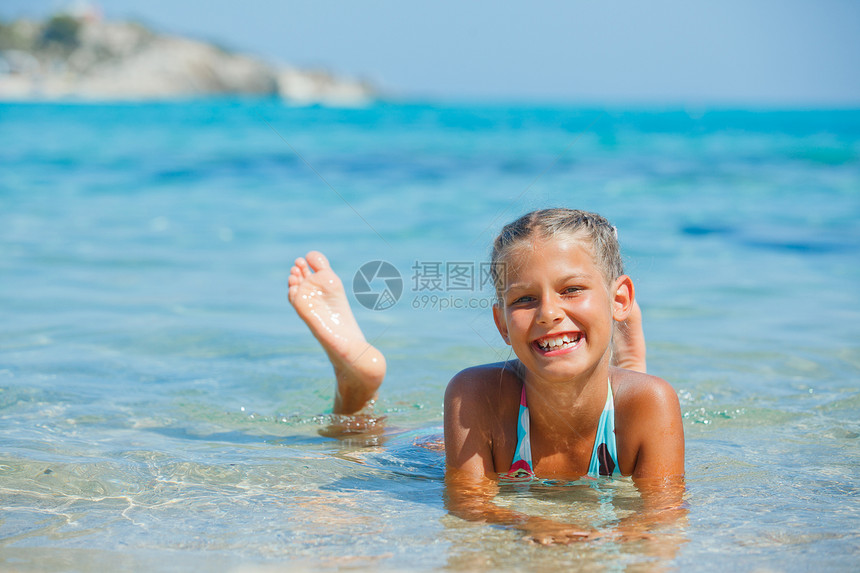 游泳的可爱女孩喜悦海滩幸福护腕浮潜闲暇海岸孩子潜水太阳图片