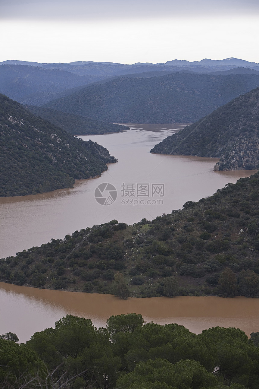 西班牙Jaen省安杜贾尔Jandula大坝附近的完全充满水的水的Anula水库图片