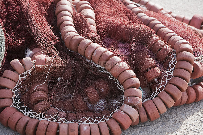 在旧港口捕鱼网软木水平浮标拖网渔业古董绳索场景乡村静物图片