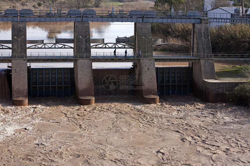 西班牙Jaen省Mengibar大坝全景 西班牙水电建筑学建筑物堤防贮存石头权力自然保护区障碍死水图片