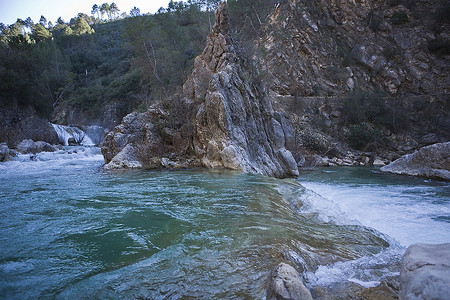 哈恩省波罗萨河 塞拉德卡佐拉自然公园 西班牙雅安省安达卢西亚电流水流流动自然公园风景起源自然景观背景