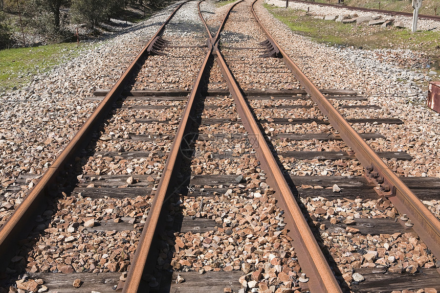 从科尔多瓦到西班牙科尔多瓦附近埃斯皮埃尔市Almorchon的废弃铁路线火车信令轨道铁路建筑学方式信号工程方向图片