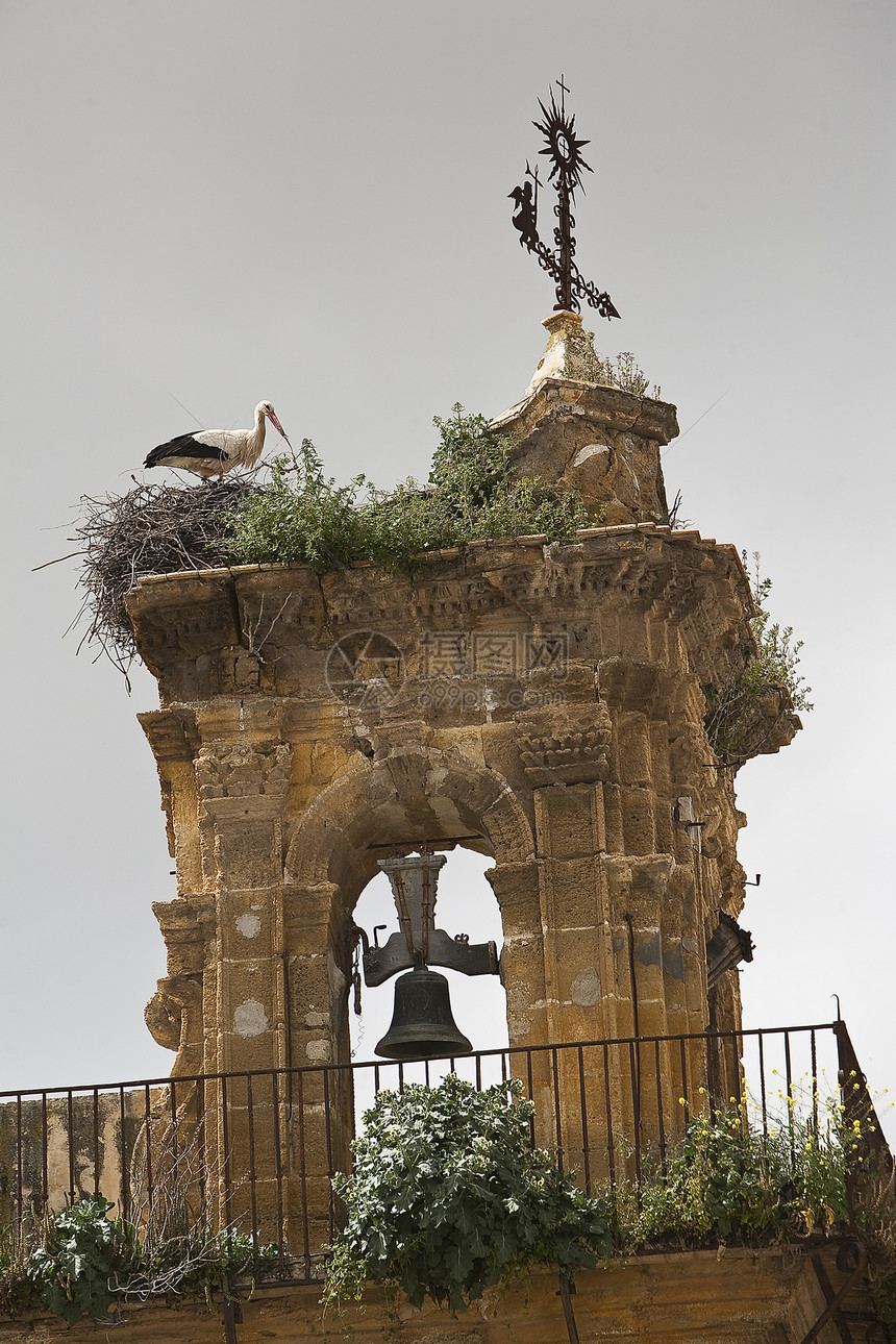 西班牙塞维利亚省奥苏纳市一座教堂的钟塔上的斯托克图片