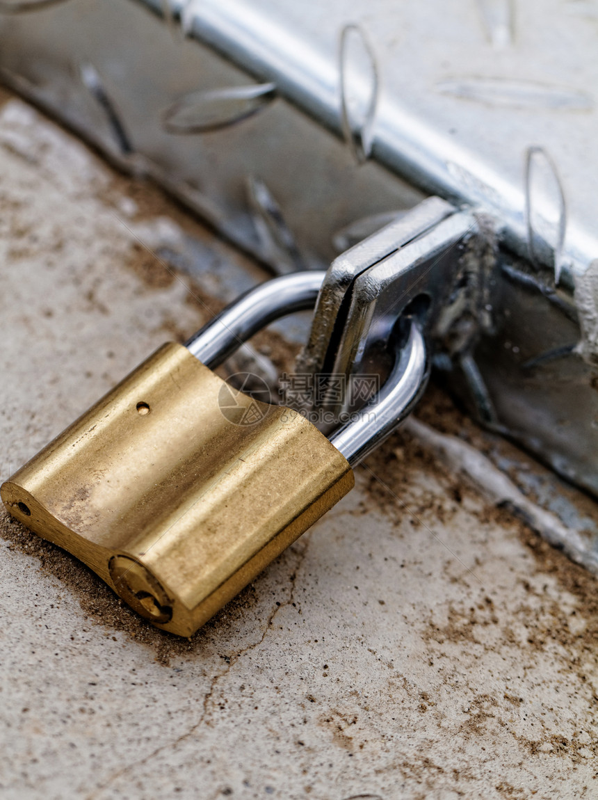 铁门上的锁链黄色挂锁钥匙入口合金古董金属警卫安全力量图片