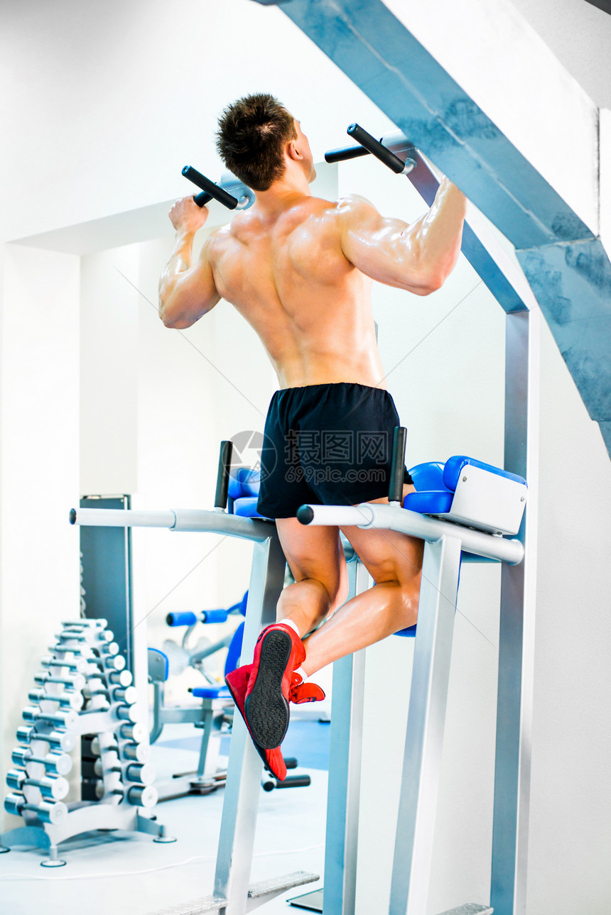 体力建造者锻练建设者肩膀健美重量酒吧锻炼胸部运动员躯干肌肉图片