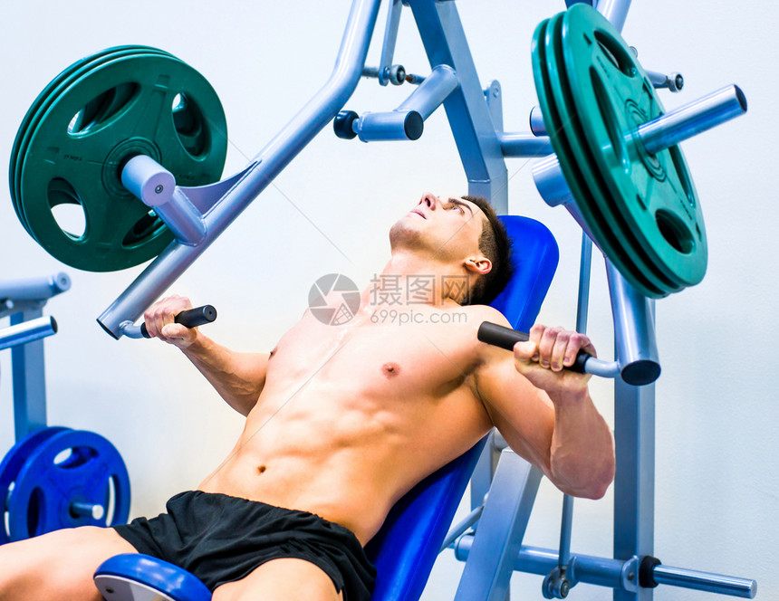 带有模拟器的正文构造器肩膀训练身体运动男人活动躯干二头肌肌肉锻炼图片