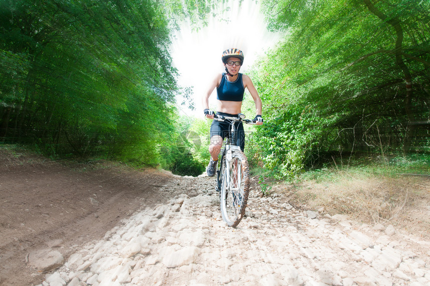 山山骑车旅行娱乐男人速度白色车轮活动男性竞赛自行车图片