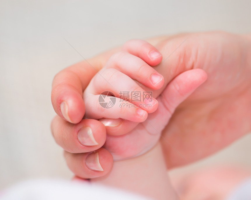 婴儿棕榈儿子卫生妈妈们女儿后代女士孩子皮肤童年身体图片