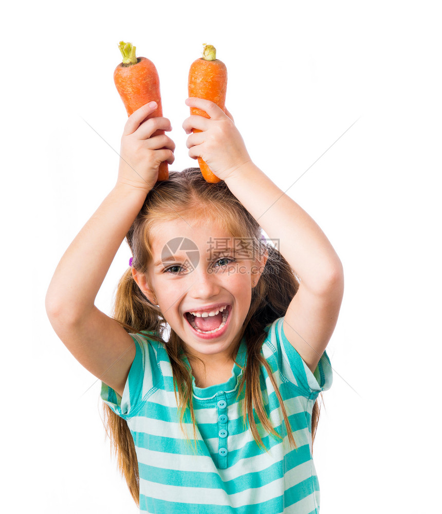带着两个胡萝卜的小女孩市场微笑快乐饮食幸福水果孩子童年农业烹饪图片