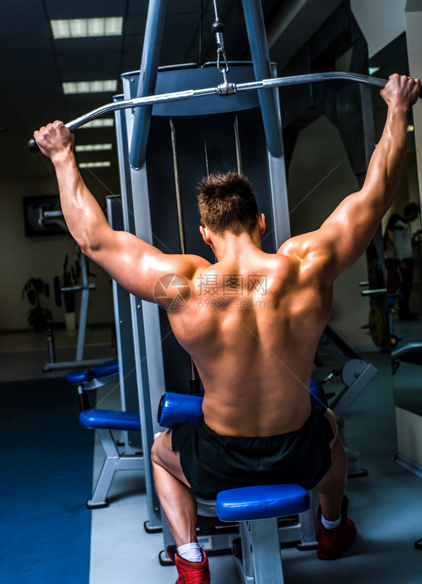 带有模拟器的正文构造器手臂男人活动建设者重量训练躯干身体肌肉力量图片