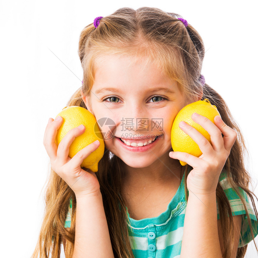有柠檬的小女孩微笑农业热带婴儿快乐孩子们食物饮食烹饪喜悦图片
