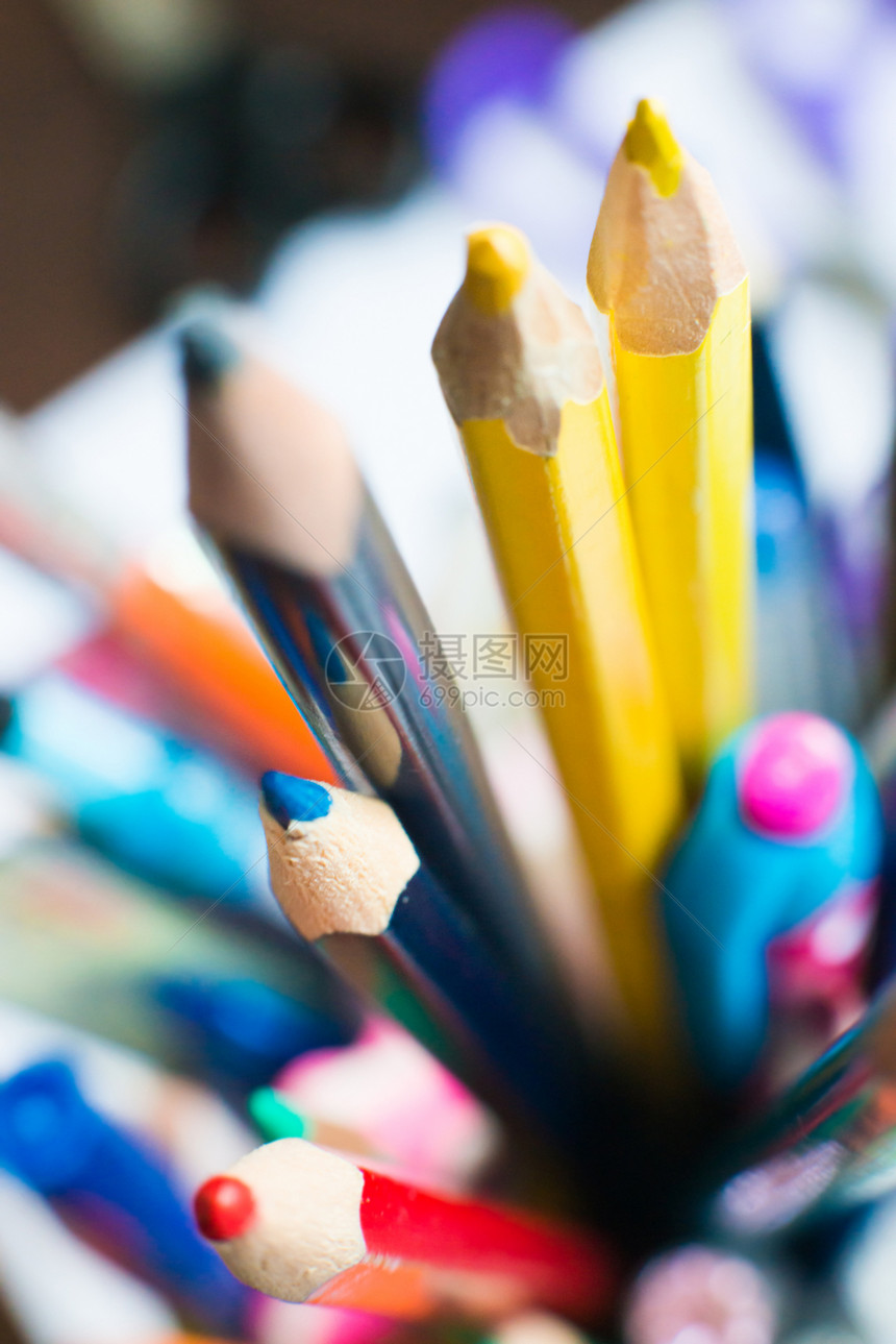 彩色铅笔特写孩子蓝色蜡笔办公室光谱艺术紫色橙子调色板宏观图片
