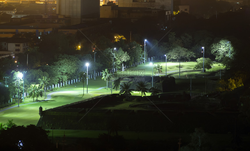 夜间在城里打高尔夫图片