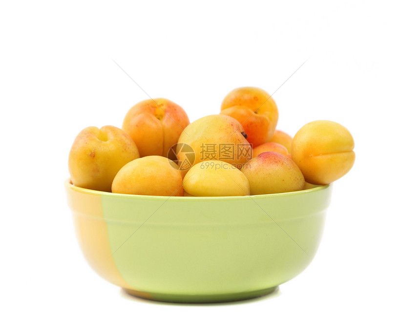 深盘中的杏子水果柳条紫色木板宏观维生素种子食物甜点叶子图片